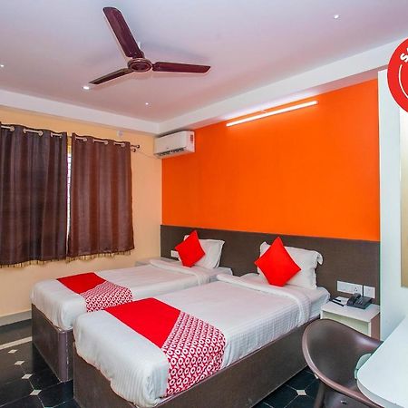 Oyo 22837 Chairmen'S Hotel Bangalore Esterno foto