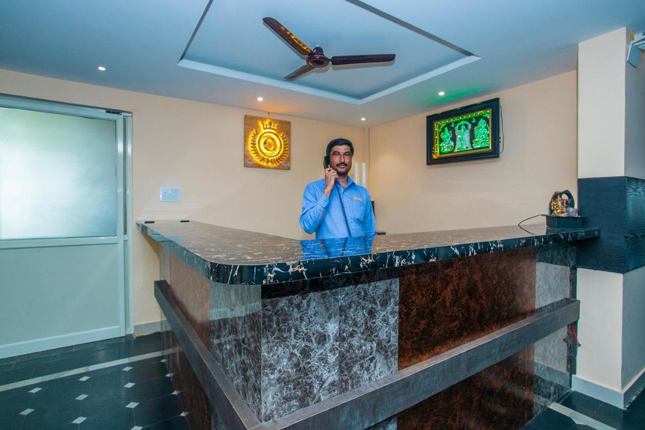 Oyo 22837 Chairmen'S Hotel Bangalore Esterno foto